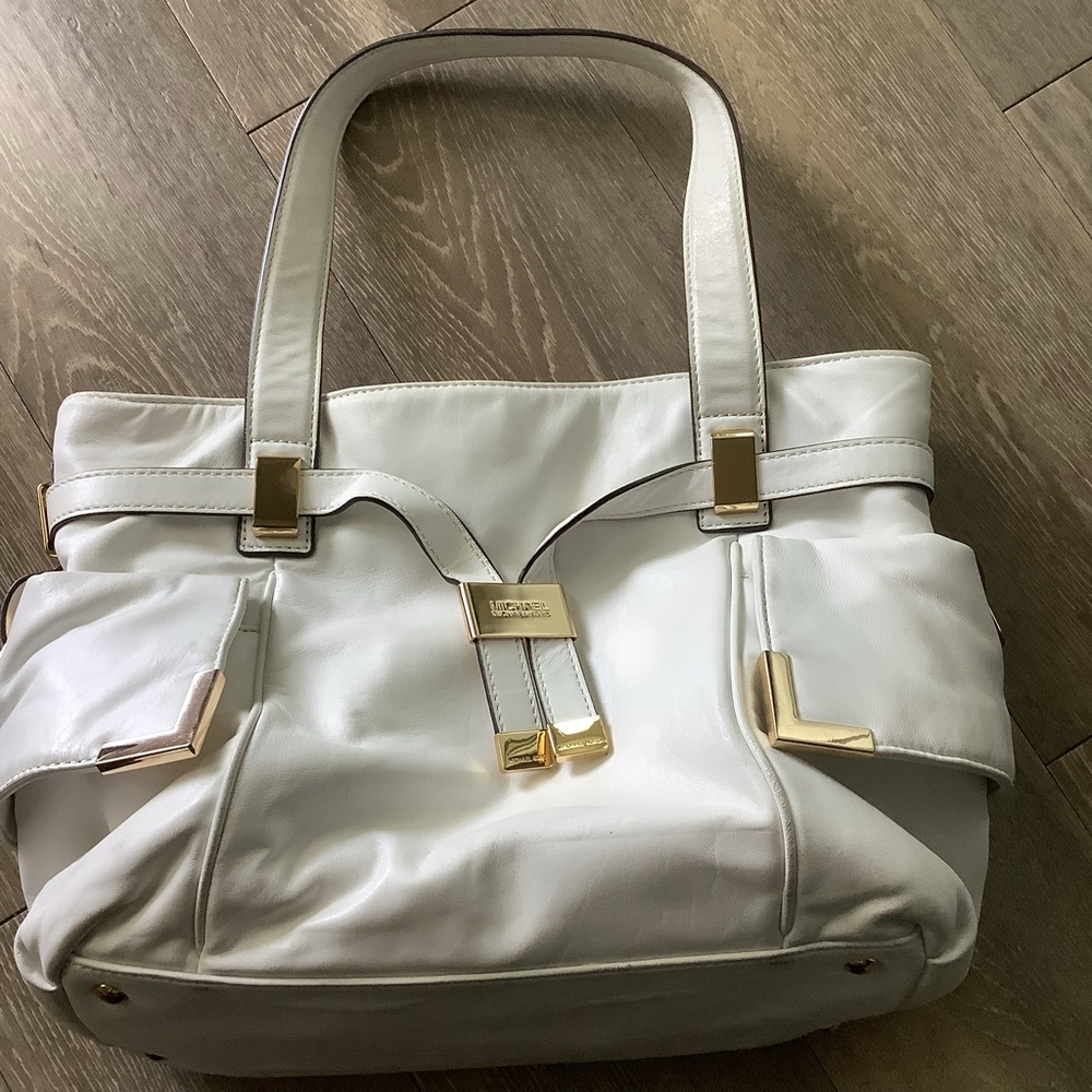 Michael Kors pre-loved, White Women's Tote Bag with Gold Accents.
Final sale,